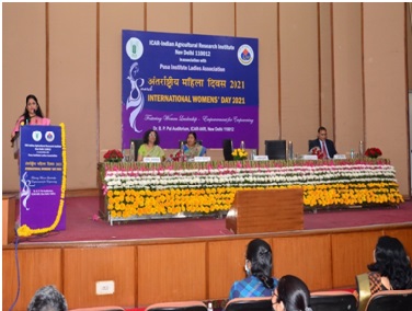 सुश्री राजुलाबेन देसाई, सदस्य राष्ट्रीय महिला आयोग, अंतर्राष्ट्रीय महिला दिवस कार्यक्रम के दौरान सभा को संबोधित करते हुए