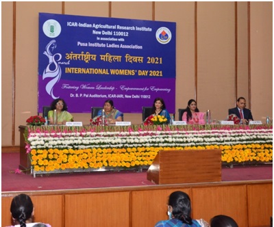 डॉ बी पी पाल सभागार में अंतर्राष्ट्रीय महिला दिवस कार्यक्रम के दौरान डायस पर गणमान्य व्यक्ति