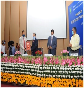 स्थापना दिवस कार्यक्रम के दौरान निदेशक भा.कृ.अनु.संविशिष्ट अतिथि के रूप में डी.डी.जी (फसल विज्ञान), आई.सी.ए.आर को सम्मानित करते हुए
